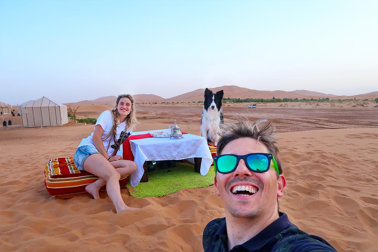 Pedro, Sara e Rafa no Deserto do Sahara ao pôr-do-Sol