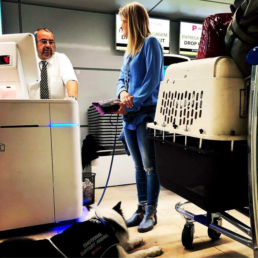 Sara and Rafa at Lisbon Airport, having a chat with an employee.