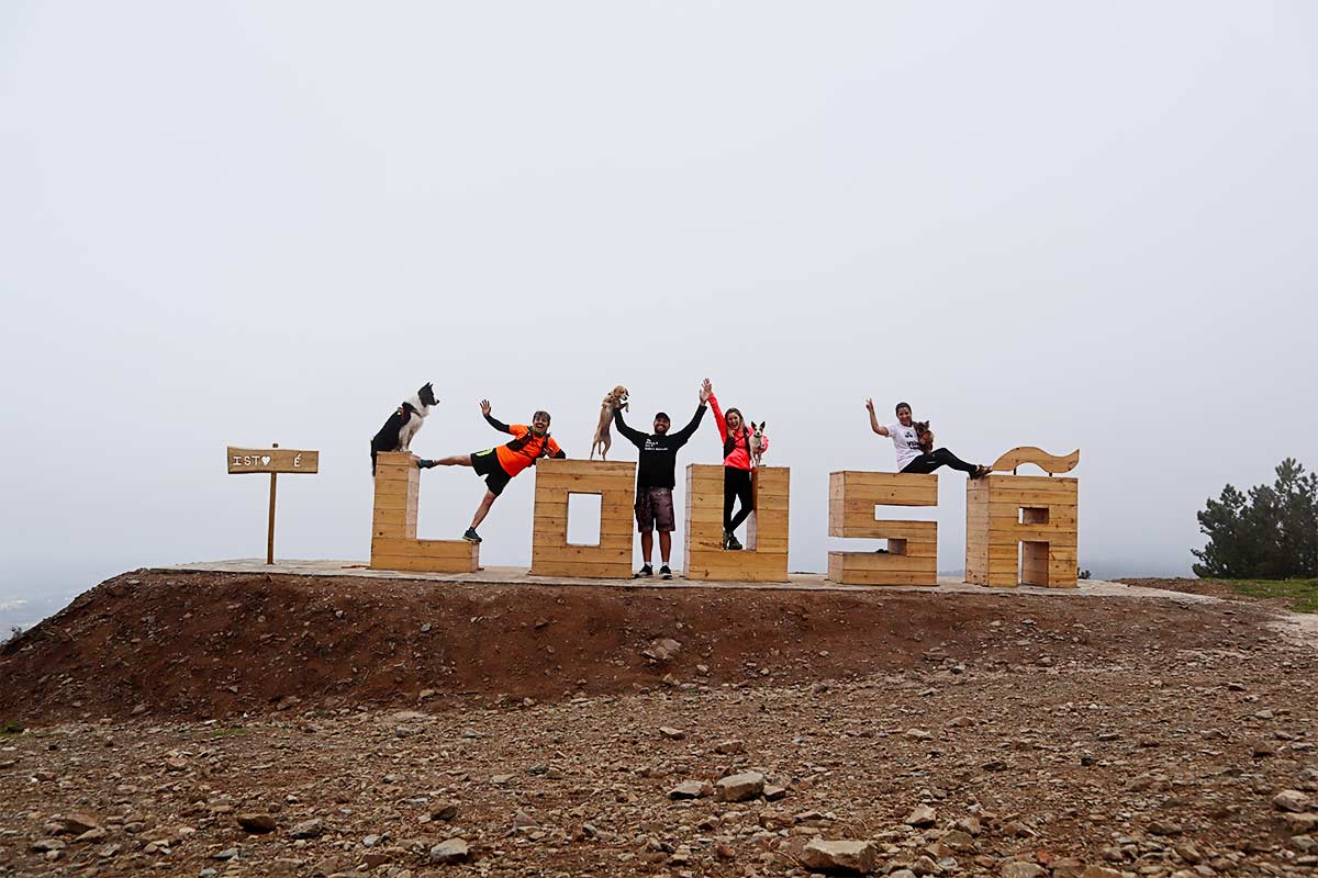Fotografia de grupo no cimo da serra da Lousã junto ao nome da serra.