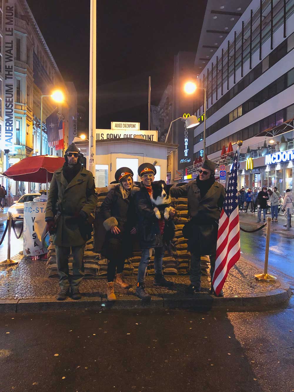Pedro, Sara e Rafa junto ao Checkpoint Charlie com militares, em Berlim, na Alemanha.