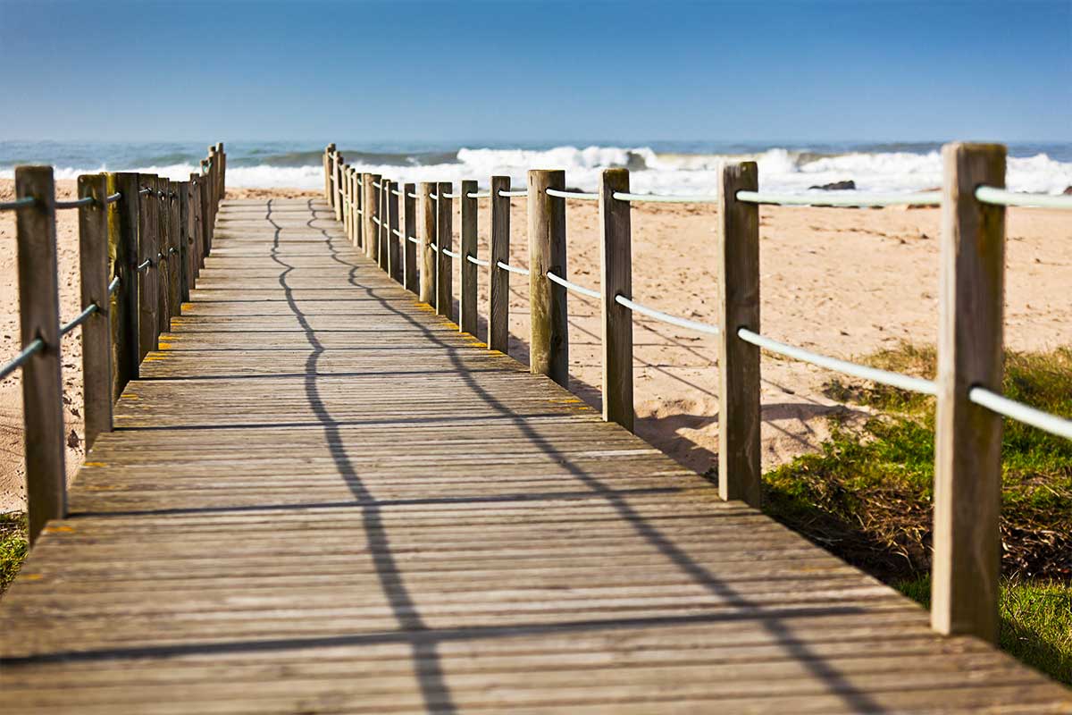 Parte do percurso dos Passadiços da Barrinha de Esmoriz junto ao mar, em Esmoriz, no distrito de Aveiro, em Portugal.