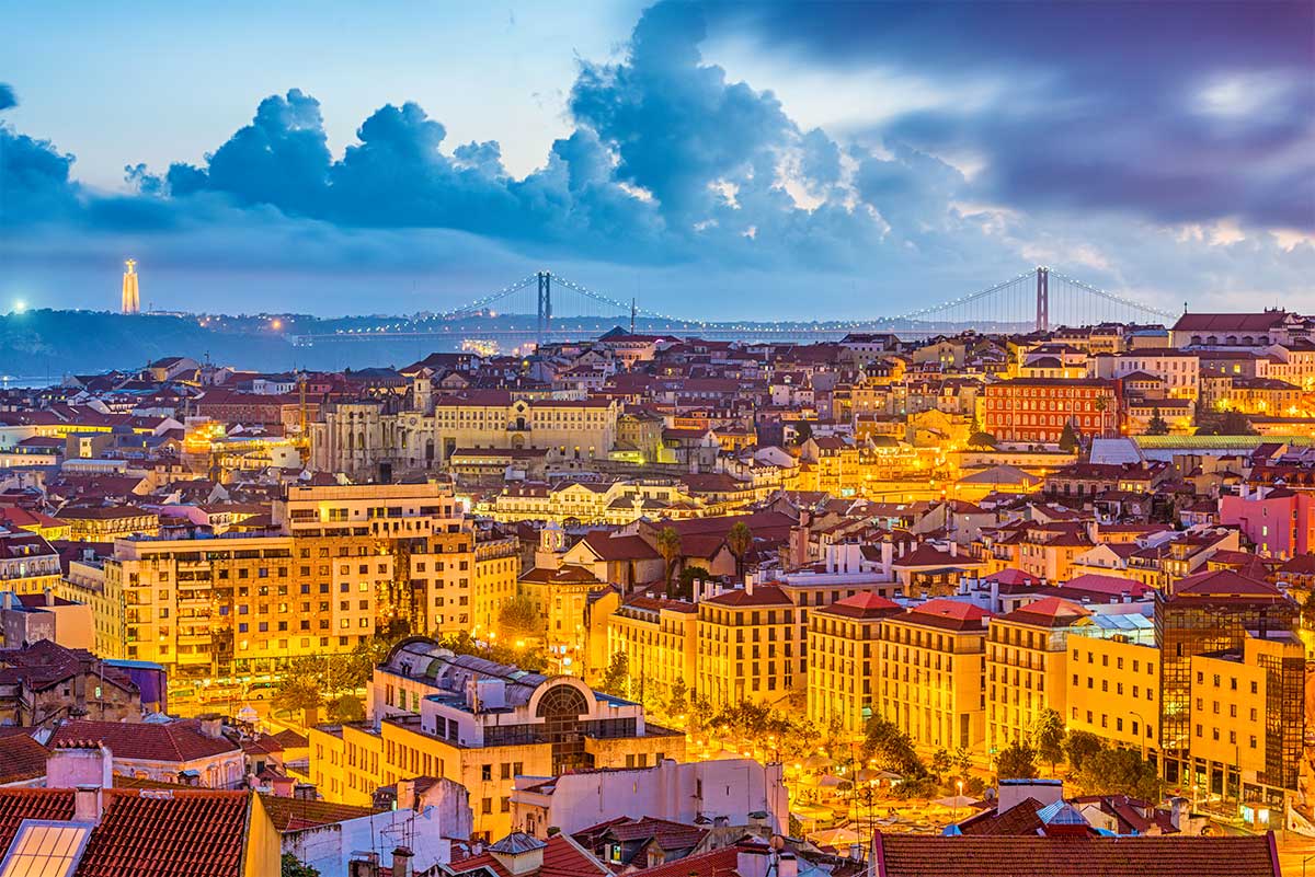 Vista da ponte 25 de Abril em Lisboa de uma das colinas da cidade, ao pôr-do-Sol.