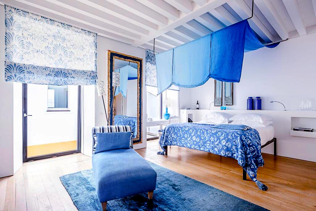 Bedroom with blue decoration at Torre de Palma Wine hotel, in Monforte