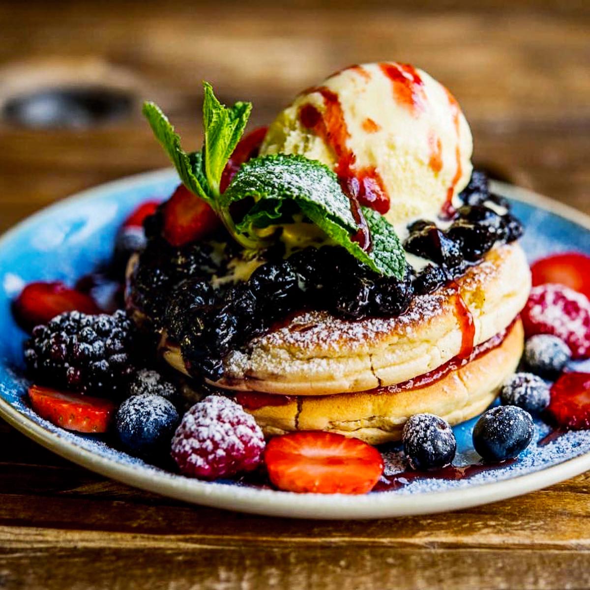 Pancakes with fruit, ice cream and strawberry topping, at Zenith, in Porto.