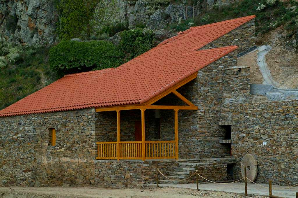 Exterior da Casa do Moleiro, um edifício restaurado em pedra, em Mirandela, no norte de Portugal.