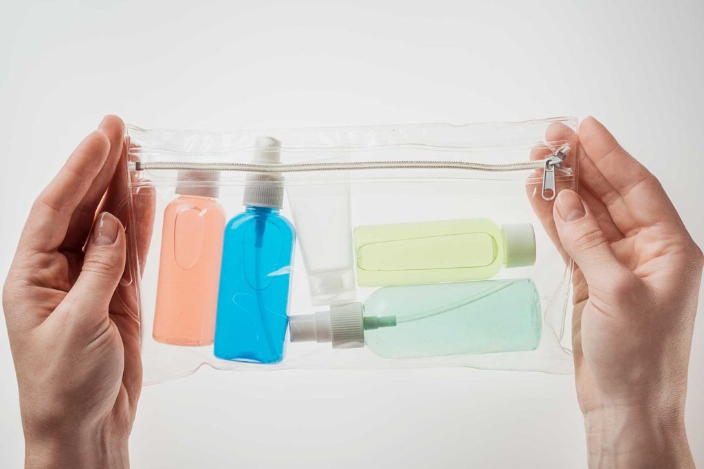 Small bottles to store and transport liquid cosmetics in your travel necessaire.