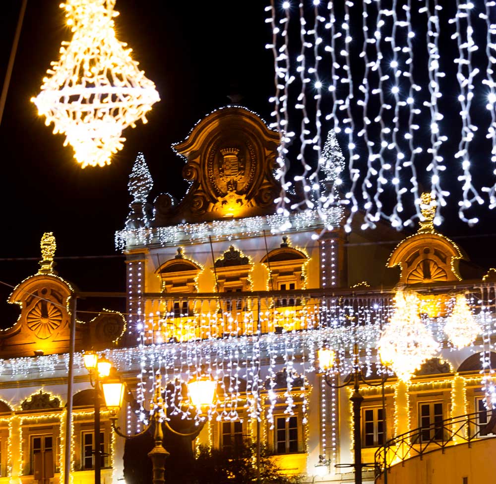 Luzes de Natal à noite, na cidade de Mirandela, em Portugal.