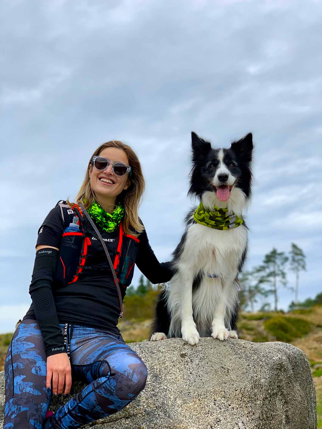 Sara and Rafa wearing technical hiking equipment during a trail in Serra da Freita, in Arouca.