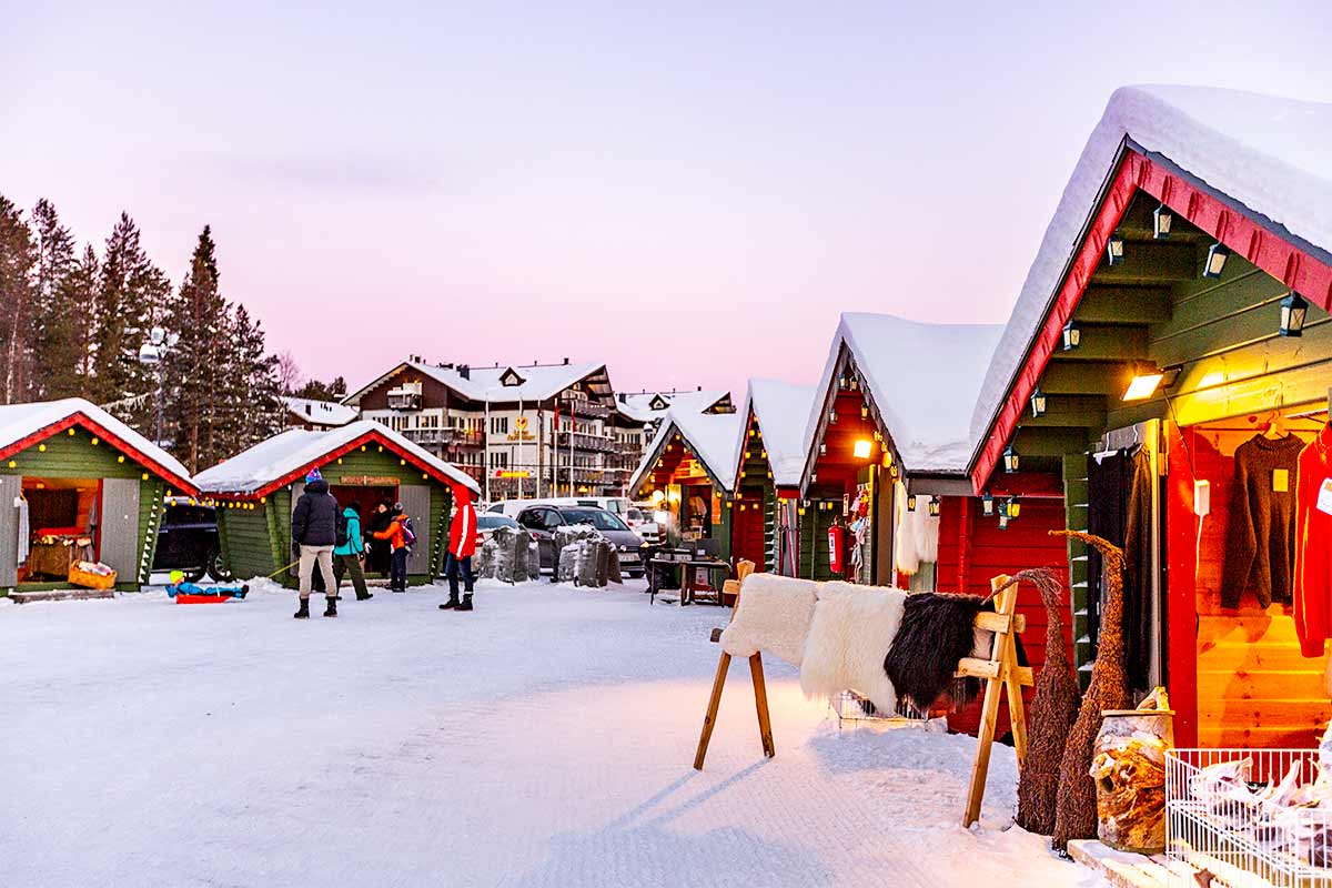 Mercado de Natal na Lapónia, na Finlândia.