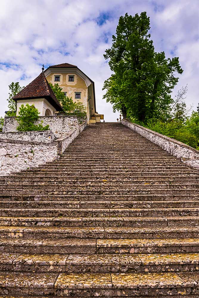 99 degraus que dão acesso à Igreja da Assunção, na ilha de Bled.