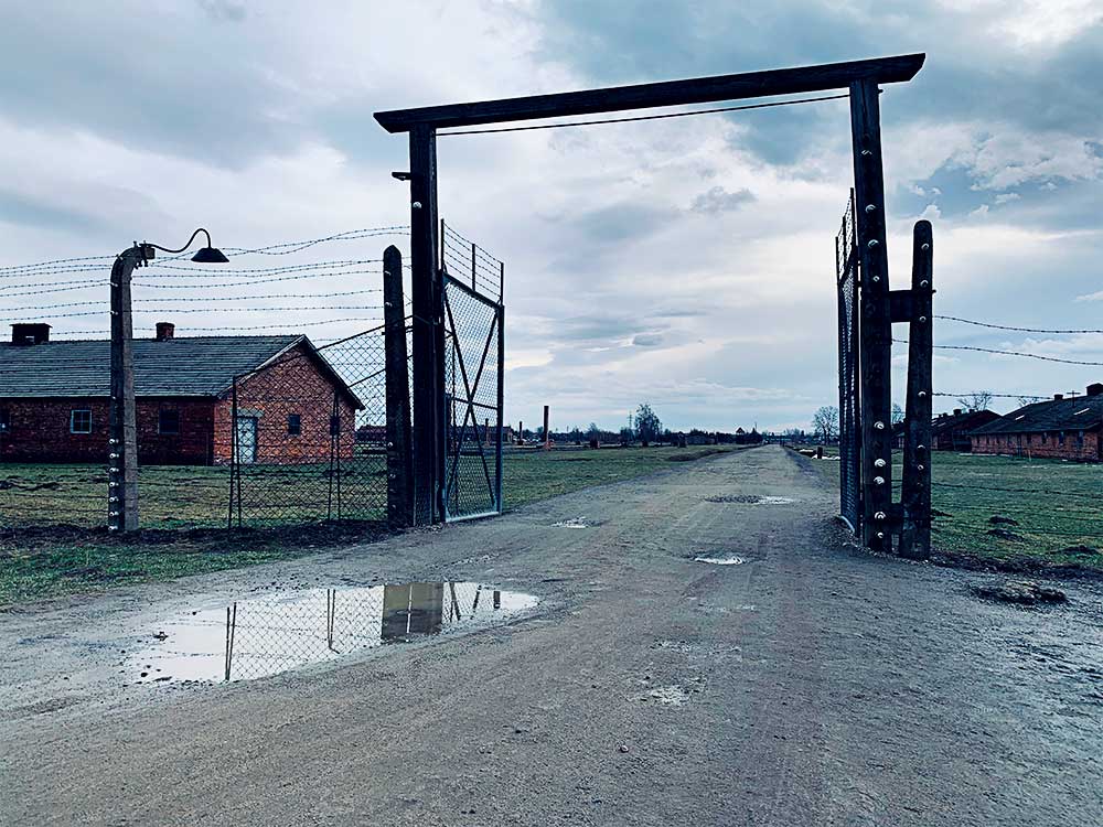 Entrada do campo de concentração Auschwitz-Birkenau, na Polónia.