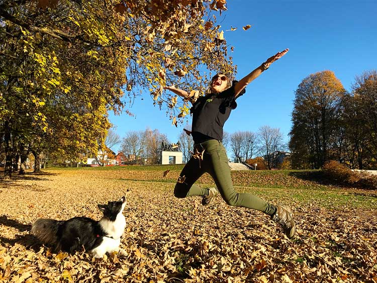 Sara e Rafa no Byparken a saltar sobre um campo de folhas, em Copenhaga