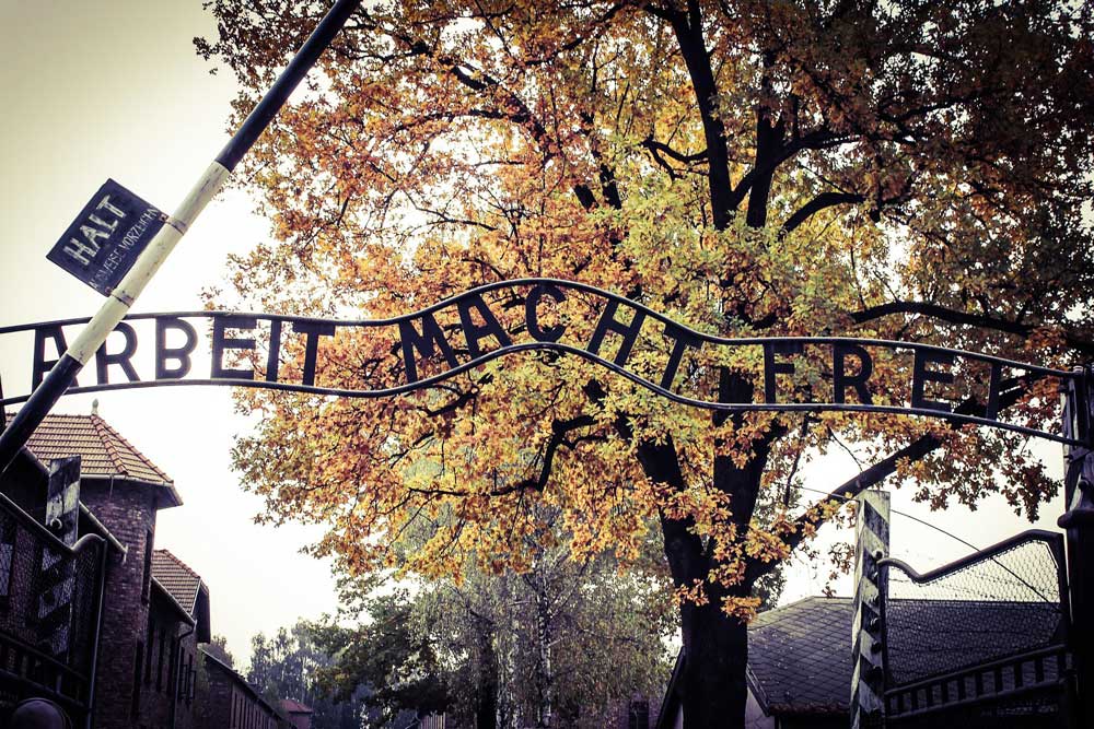 Entrada do campo de concentração Auschwitz I, com a frase "Arbeit Macht Frei" (O trabalho liberta).