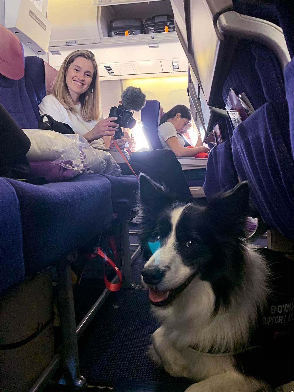 Sara e Rafa na cabine do avião durante a viagem ao México