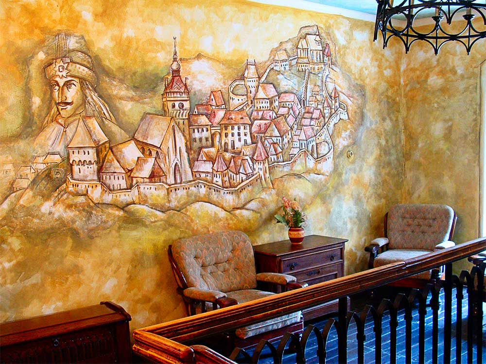 Sala da Casa Vlad Dracul com pintura na parede, em Sighisoara, na Roménia