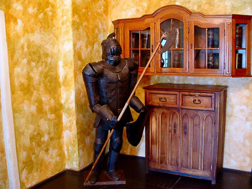 Sala da Casa Vlad Dracul com estátua de exposição, em Sighisoara, na Roménia