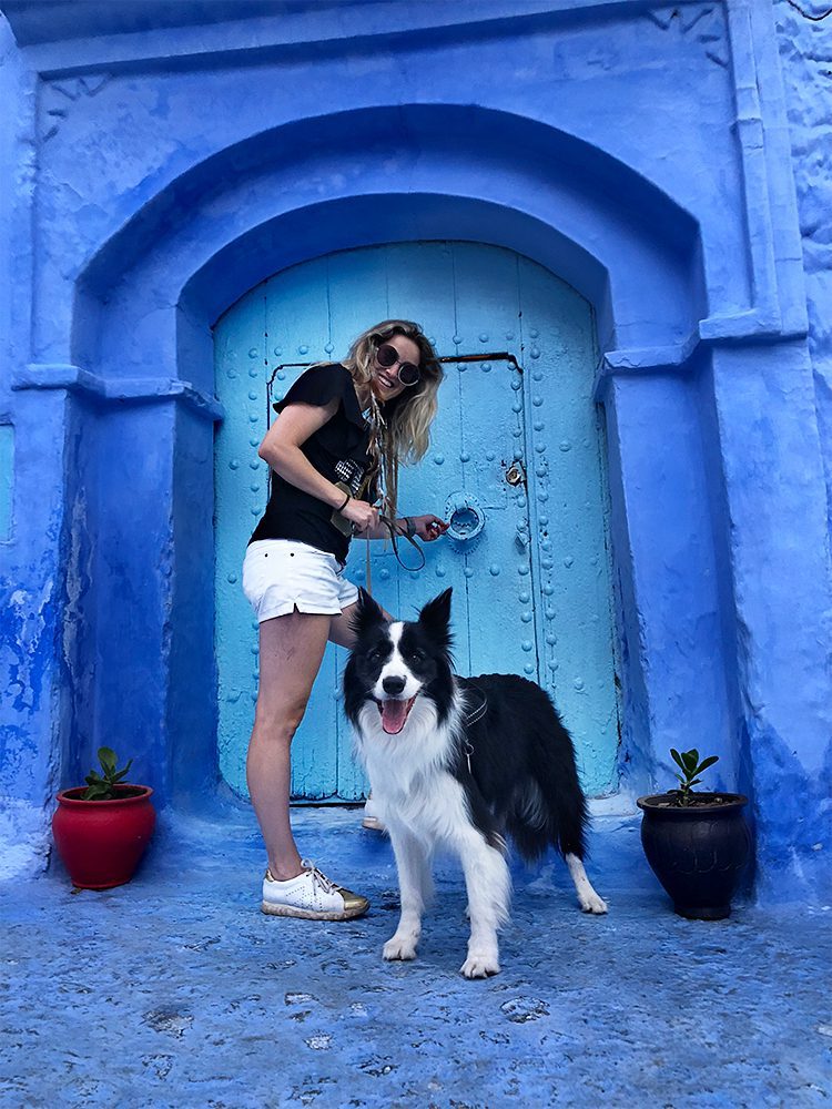 Sara e Rafa em Chefchaouen, junto a uma porta azul