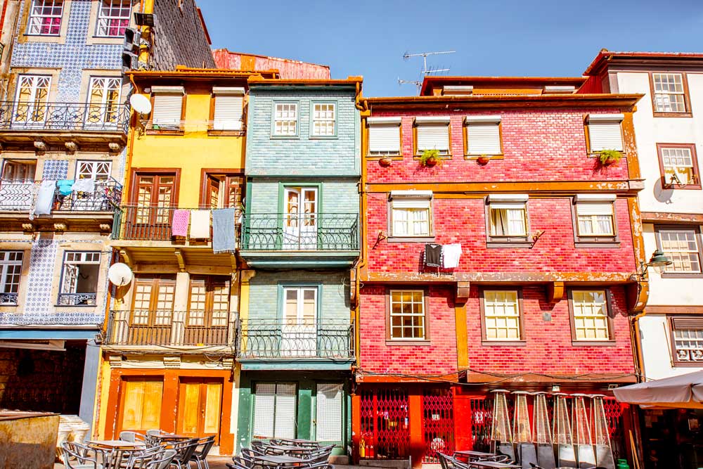 Cidade do Porto em zona de esplanadas e edifícios coloridos