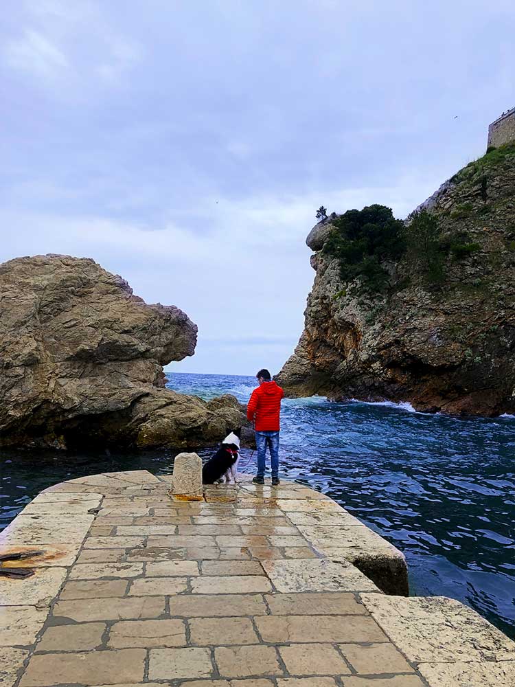Rafa e Pedro de costas junto ao mar em Dubrovnik
