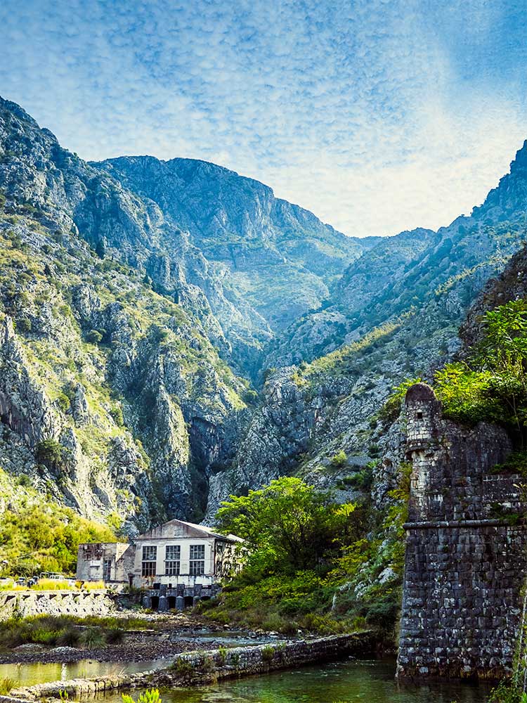 Vista de edifício no meio de um vale em Kotor, no Montenegro.