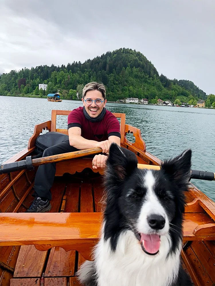 Pedro and Rafa in a rowing boat, in the middle of Lake Bled.