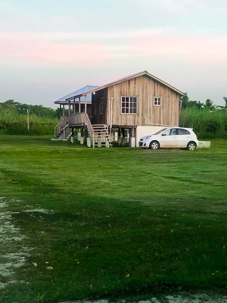 Vista da casa no Lamanai Hotel Marina, no Belize