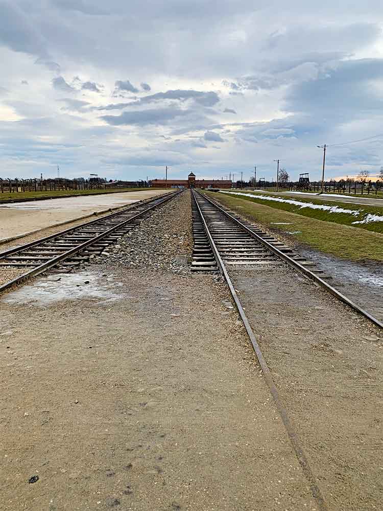 Linha férrea à entrada do campo de extermínio de Auschwitz, na Polónia.