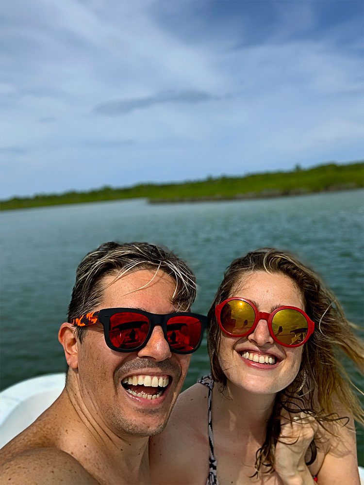 Pedro e Sara durante um passeio de barco.