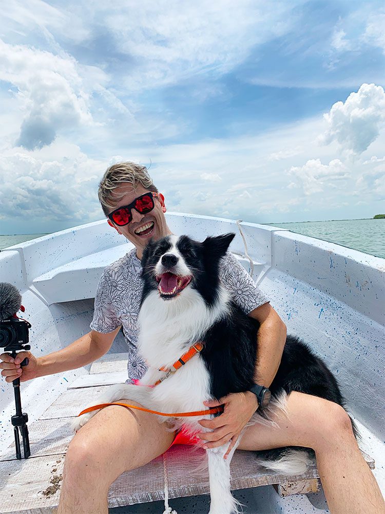 Pedro e Rafa no barco durante um passeio pela Reserva da Biosfera Sian Kaan