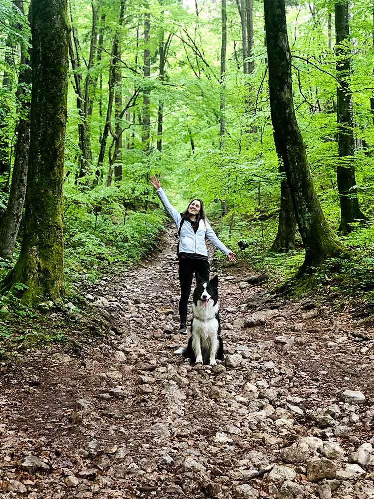 Sara e Rafa em caminho no meio da floresta em Bled.