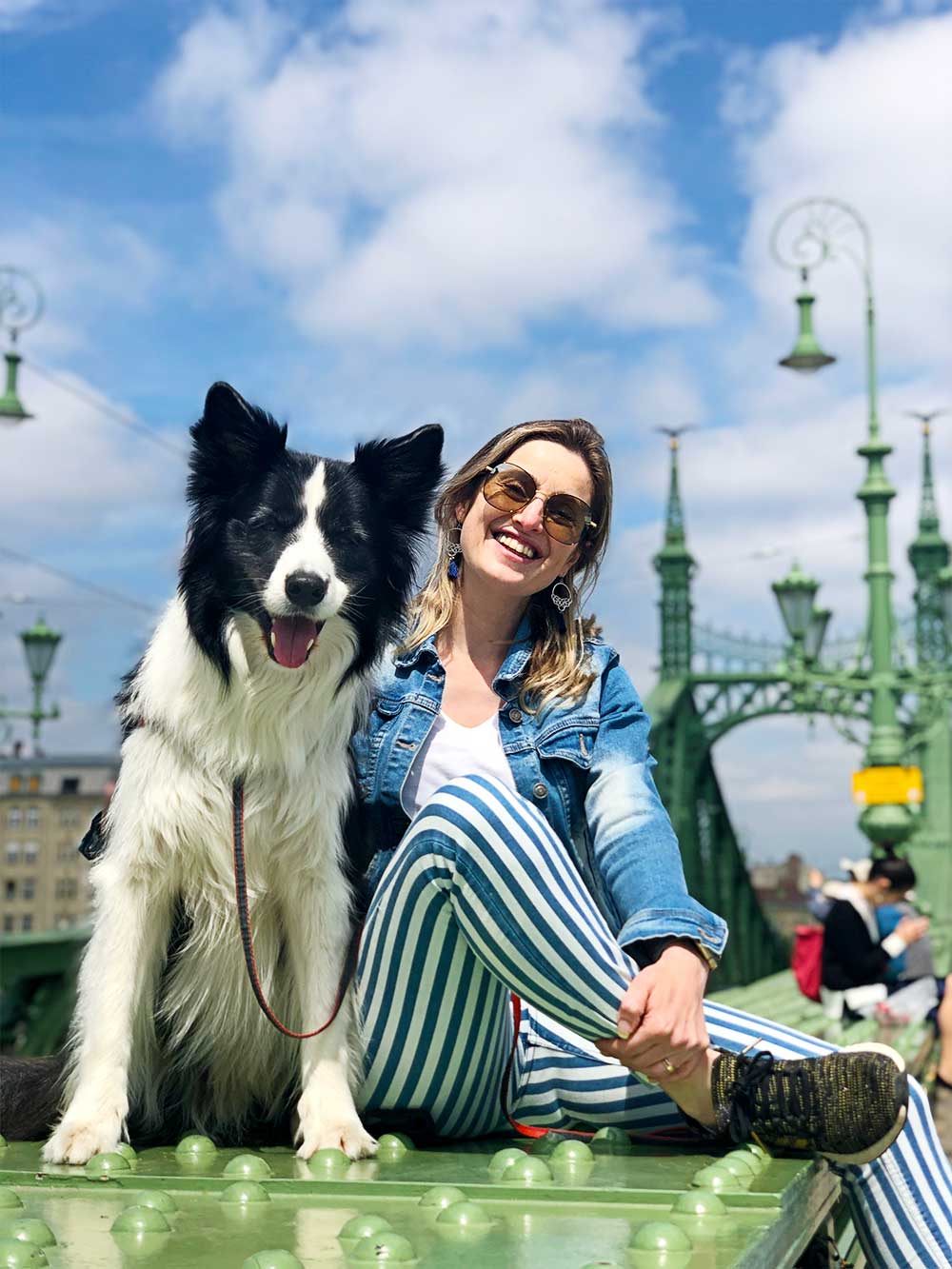 Rafa e Sara sentados na ponte Szabadság, em Budapeste.