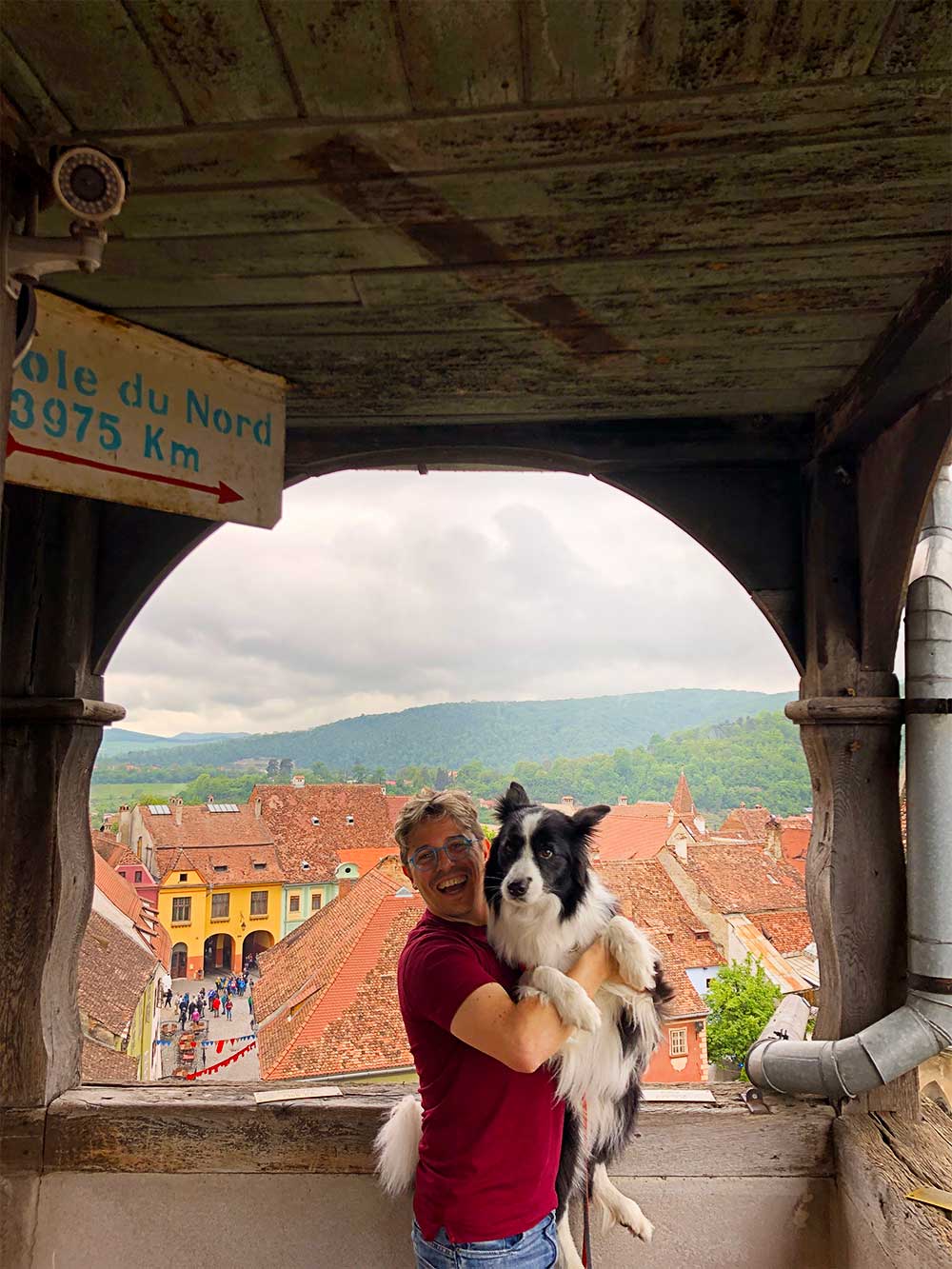 Pedro and Rafa on a balcony with a view of the city of Sighisoara.