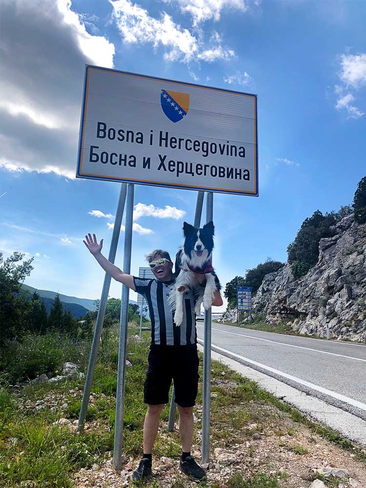 Pedro e Rafa junto à placa indicativa de entrada na Bósnia e Herzegovina