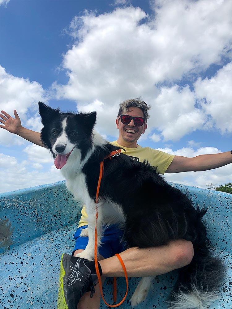 Pedro e Rafa durante um passeio de barco no Belize