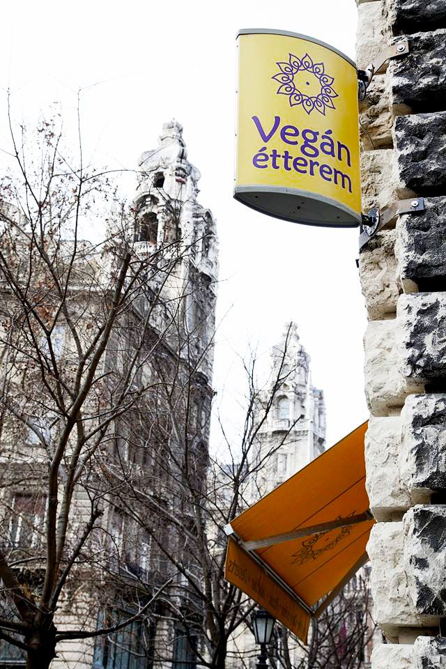 Sinal de um restaurante vegan em Budapeste