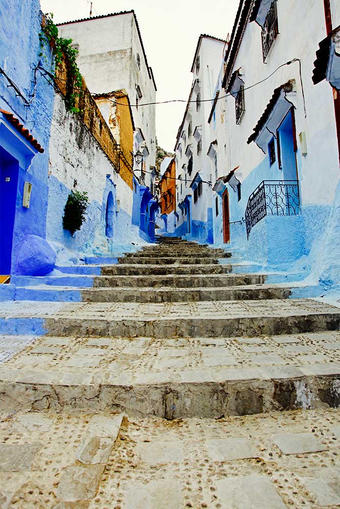 Escadaria de uma rua de Chefchaouen, em Marrocos