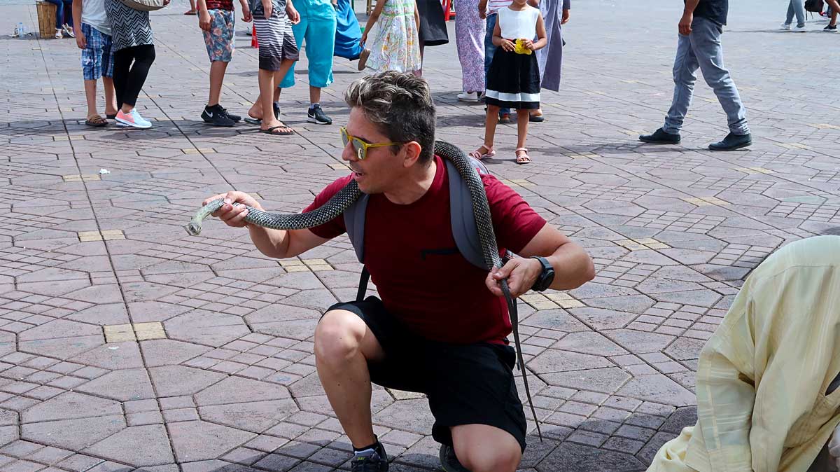 Pedro com uma serpente sobre os ombros, na praça principal de Marraquexe.