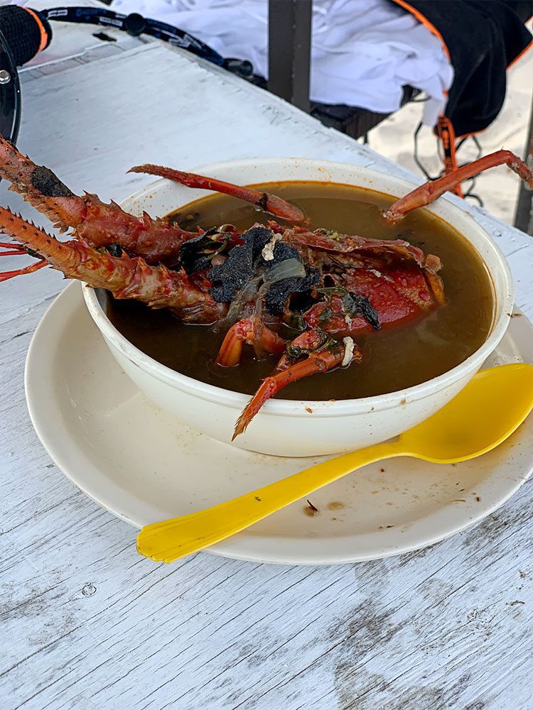 Sopa de lagosta num restaurante junto à praia em Punta Allen.