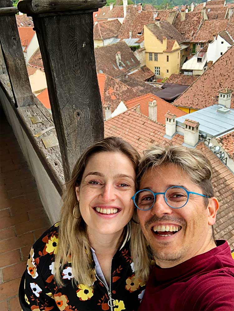 Pedro e Sara na Torre do Relógio em Sighisoara.
