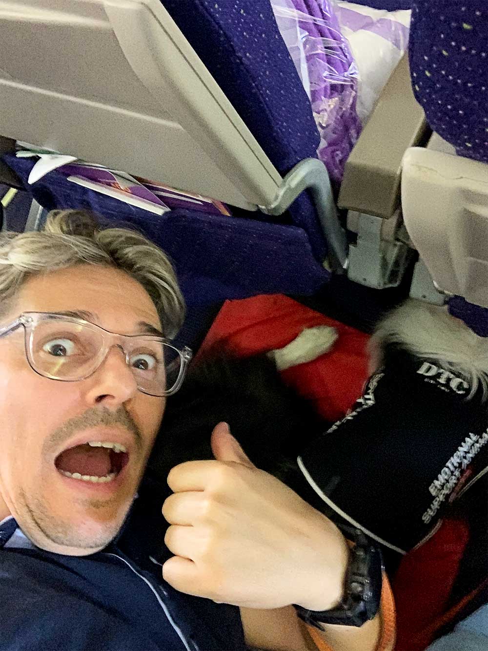 Pedro e Rafa na cabine do avião durante a viagem até Cancún