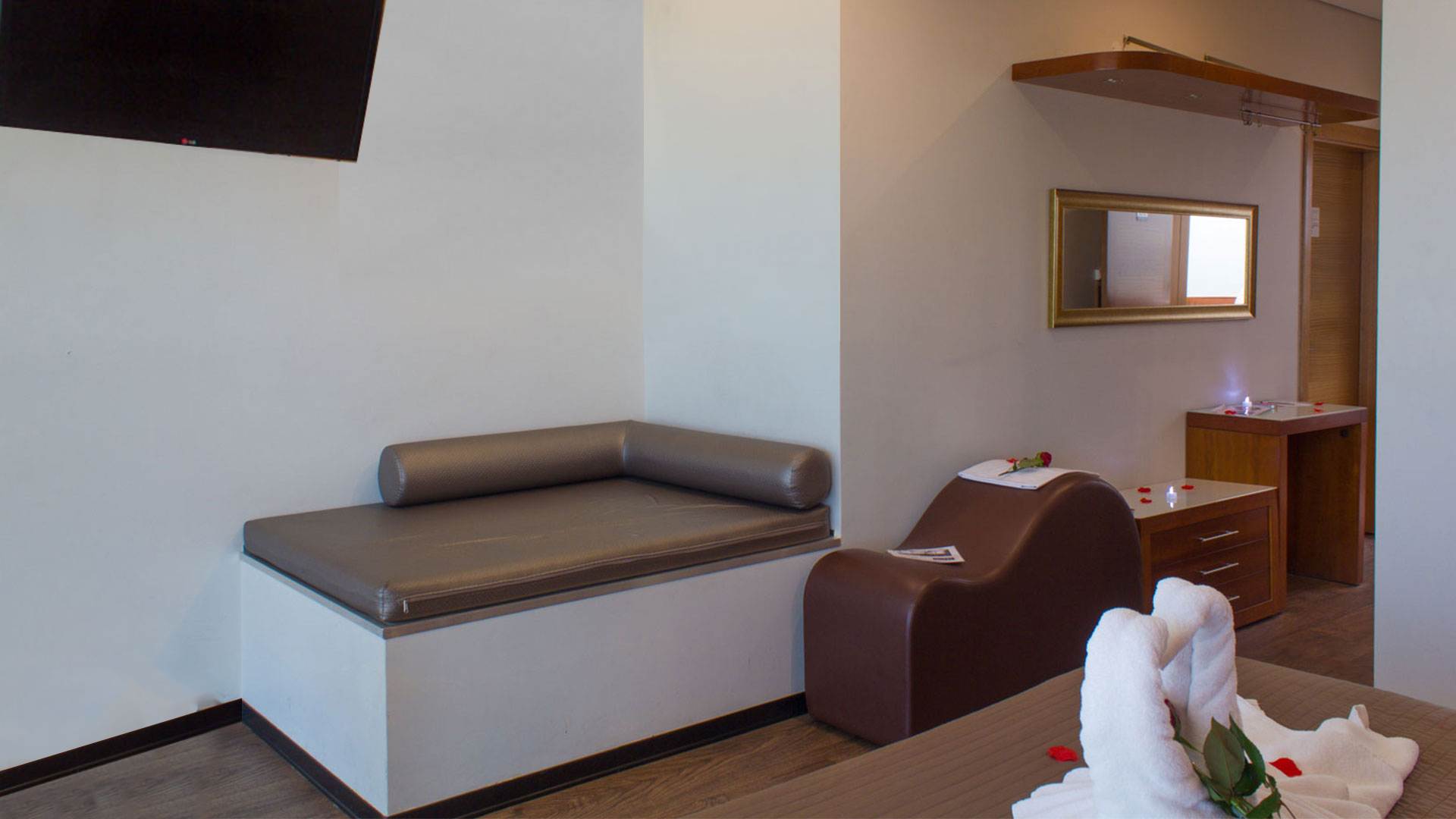 Suite Eros do Motel Alto de Valongo com Sofá e cadeira tântrica