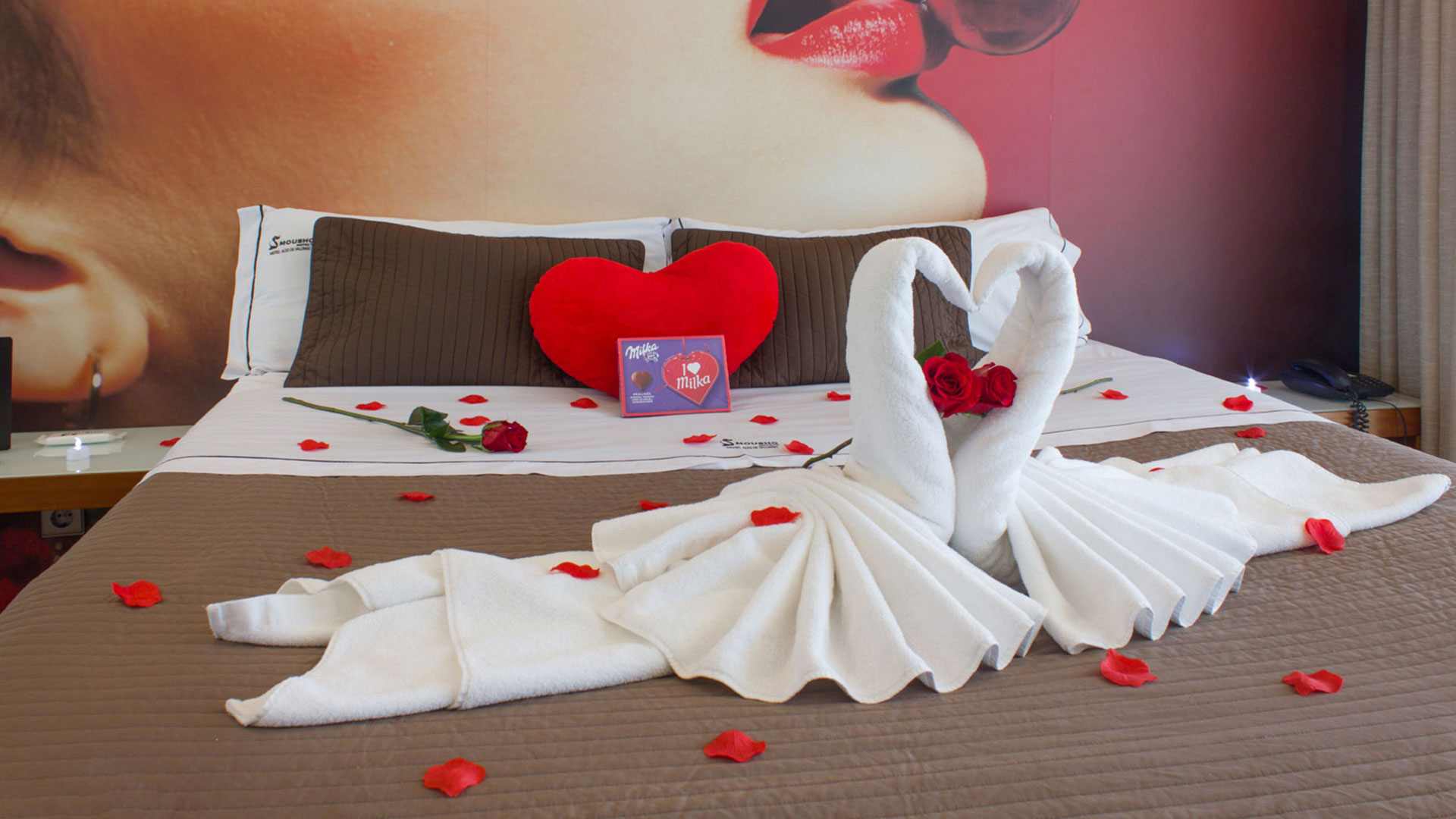 Decoração romântica na suite Eros com cisnes, rosas vermelhas e chocolates, no Motel Alto de Valongo