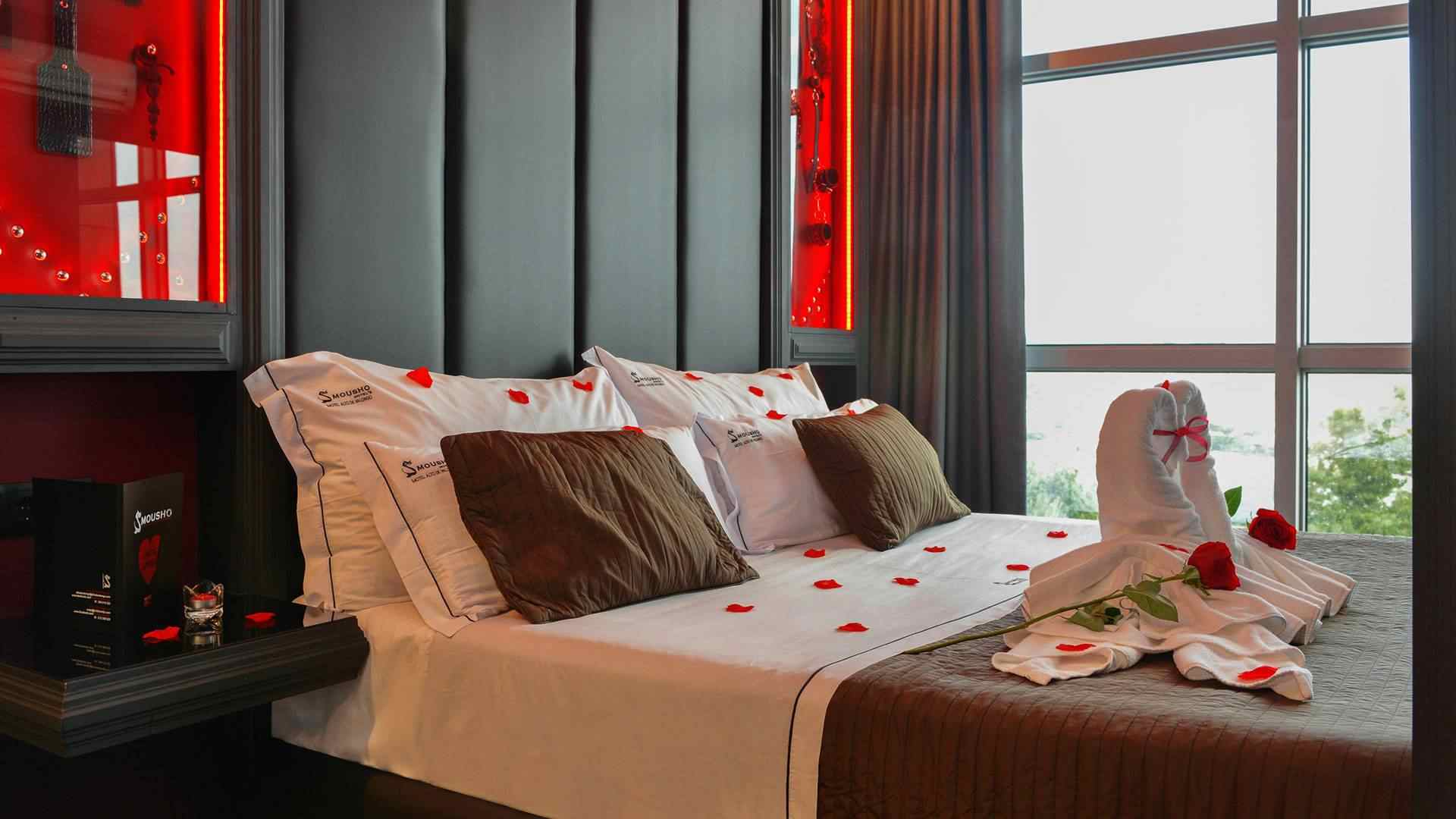 Decoração romântica na suite Grey do Motel Alto de Valongo
