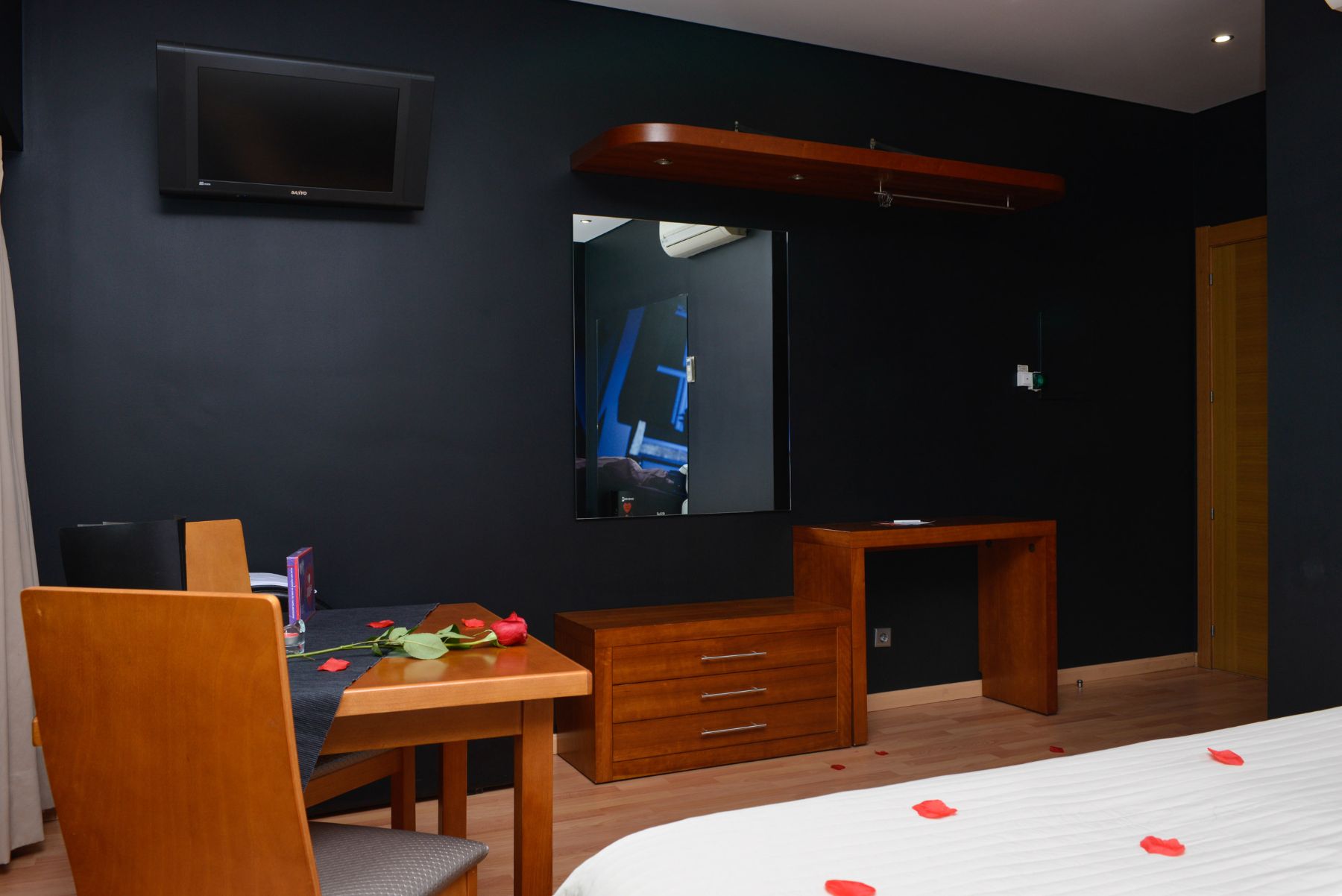 Suite "Quarto de hotel" com decoração de rosas vermelhas e chocolates no Motel Alto de Valongo