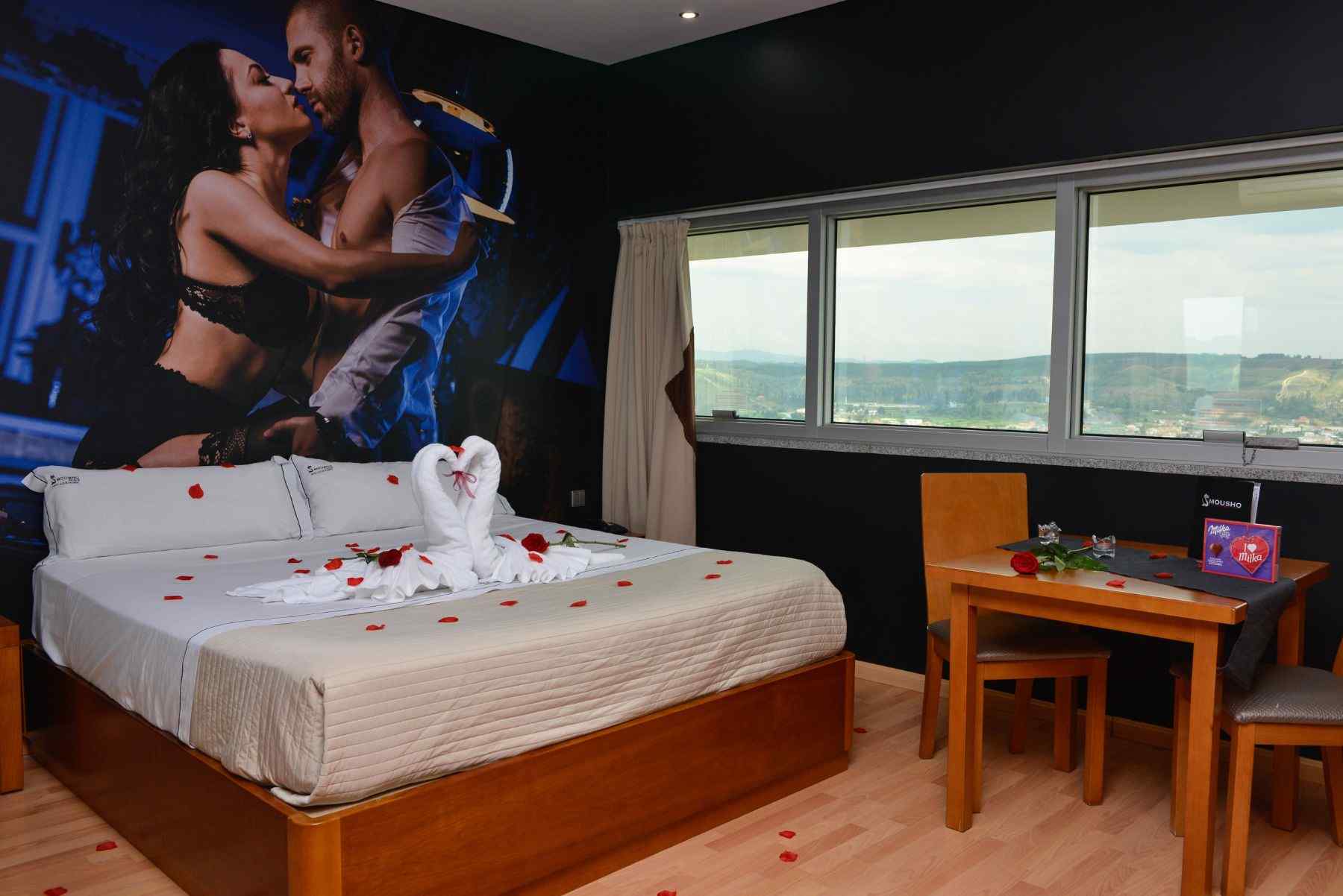 Suite "Quarto de hotel" com decoração romântica no Motel Alto de Valongo