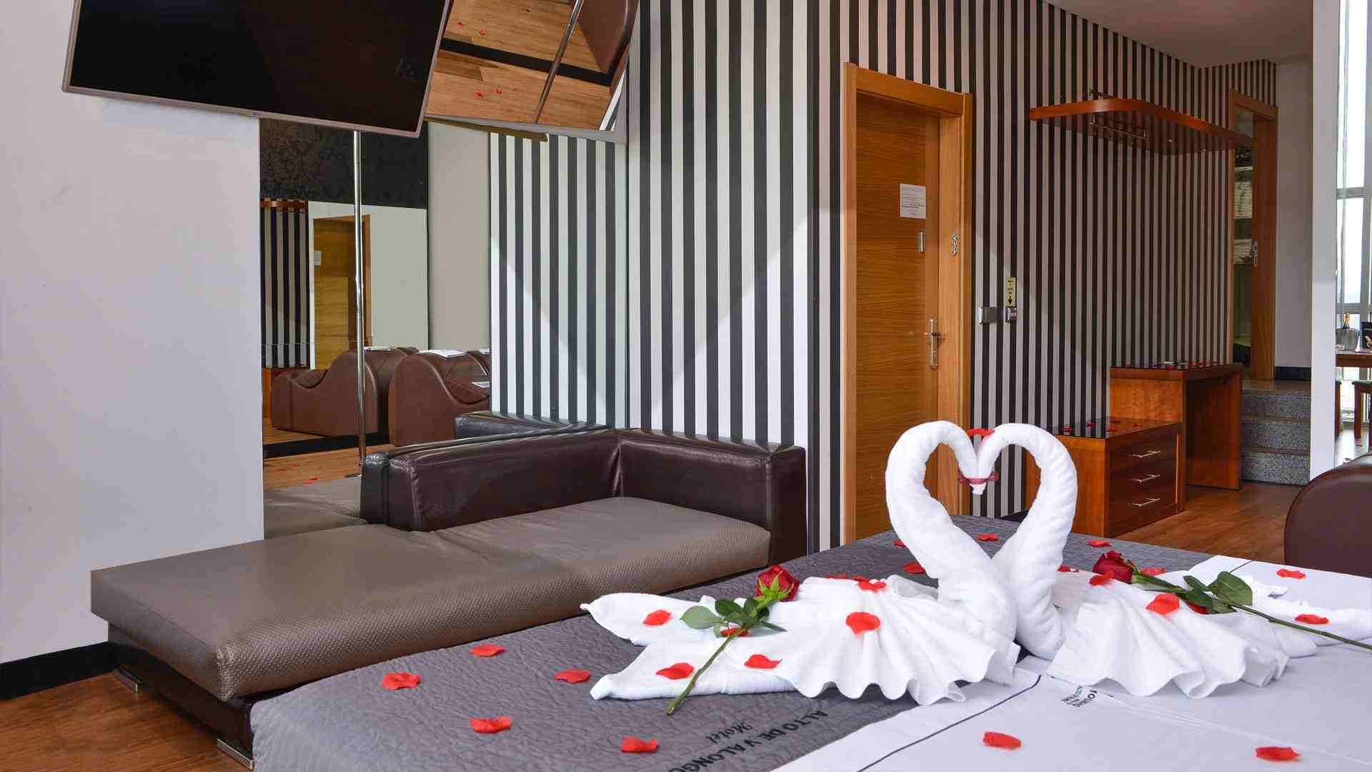 Suite "Varão" com sofá e decoração romântica no Motel Alto de Valongo