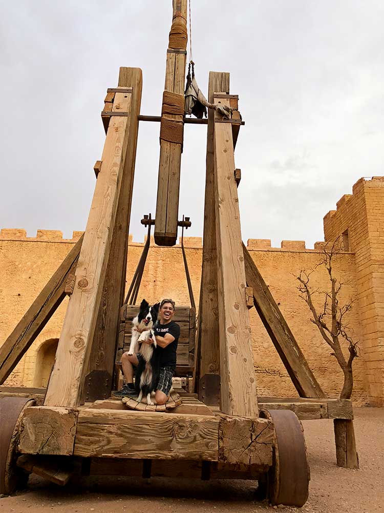 Pedro e Rafa numa catapulta num dos cenários dos estúdios CLA em Ouarzazate, Marrocos