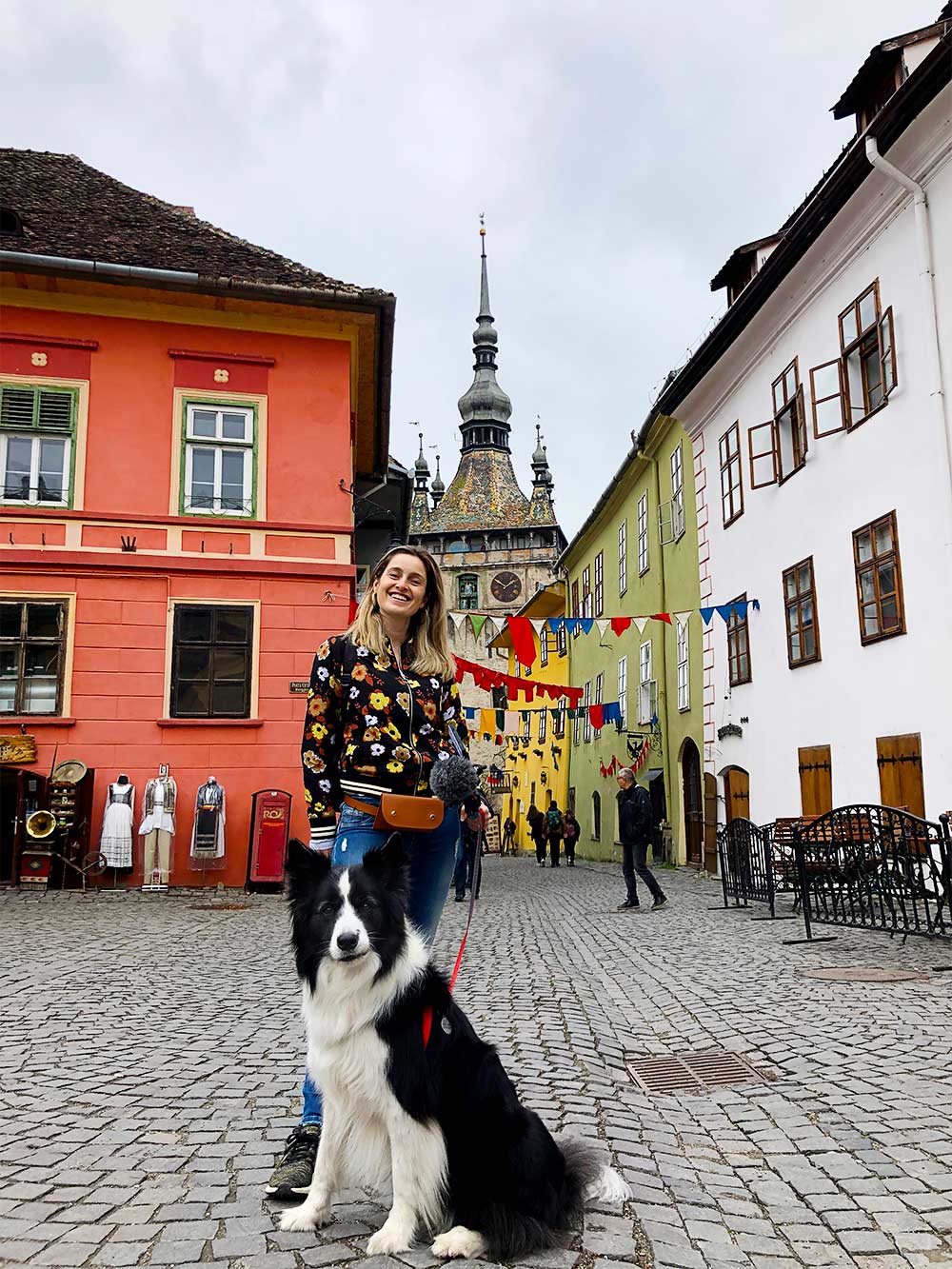 Sara e Rafa na cidade medieval de Sighisoara, na Transilvânia.