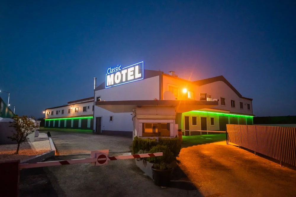 Vista exterior do Classic Motel à noite.
