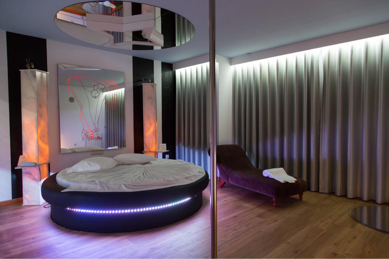 Suite do Motel D'lirius Azuis com cama redonda, espelho no tecto e varão